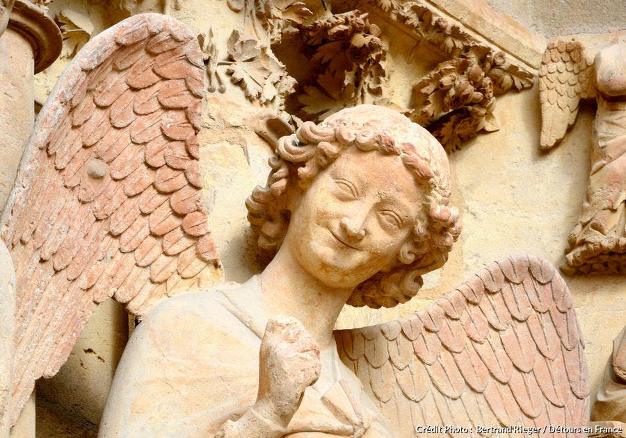 Sculpture représentant L'ange au sourire sur la facade occidentale de la cathédrale de Reims