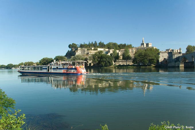 Balade en bateau sur le fleuve à Avignon