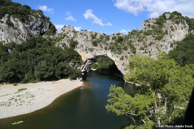 Le pont d'Arc, arche naturelle dans les gorges de l'Ardèche