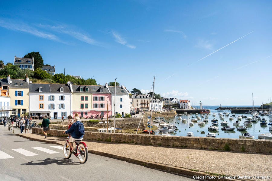 À vélo sur le port de Sauzon, Belle-Ile-en-Mer, Bretagne