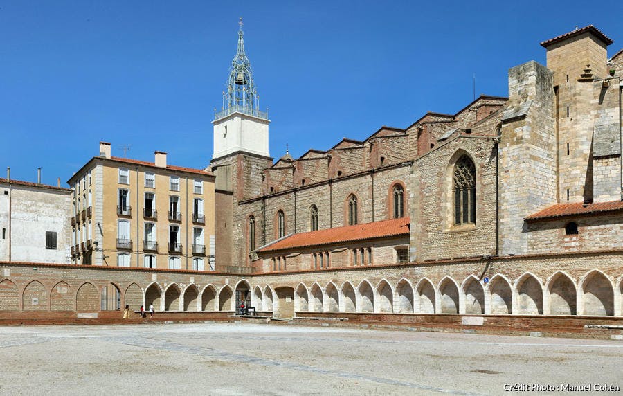 Le Campo Santo, cloître-cimetière, à Perpignan