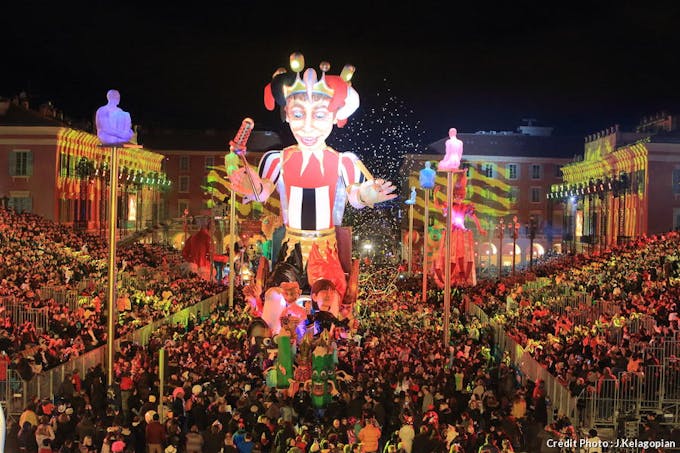 Des chars défilent au carnaval de Nice