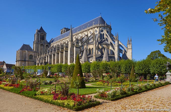La cathédrale de Bourges et le jardin de l'évêché