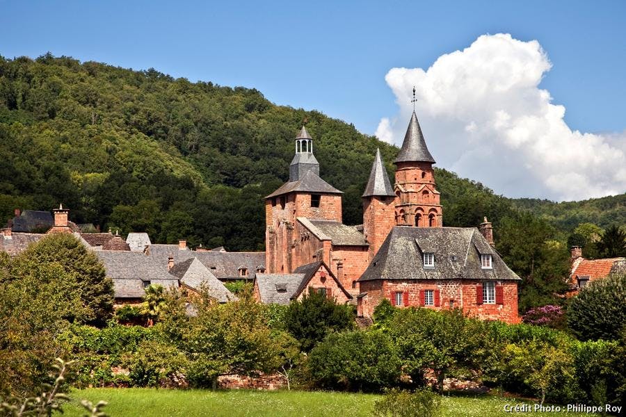 L’église colorée du village de Collonges-la-Rouge