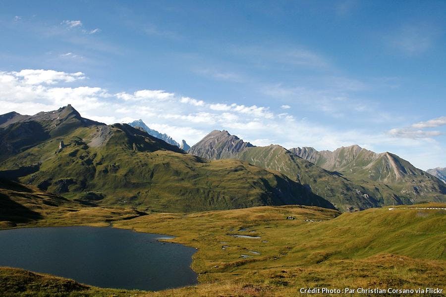 def-camp-mont-blanc-vue-sur-le-col-du-petit-saint-bernard.jpg