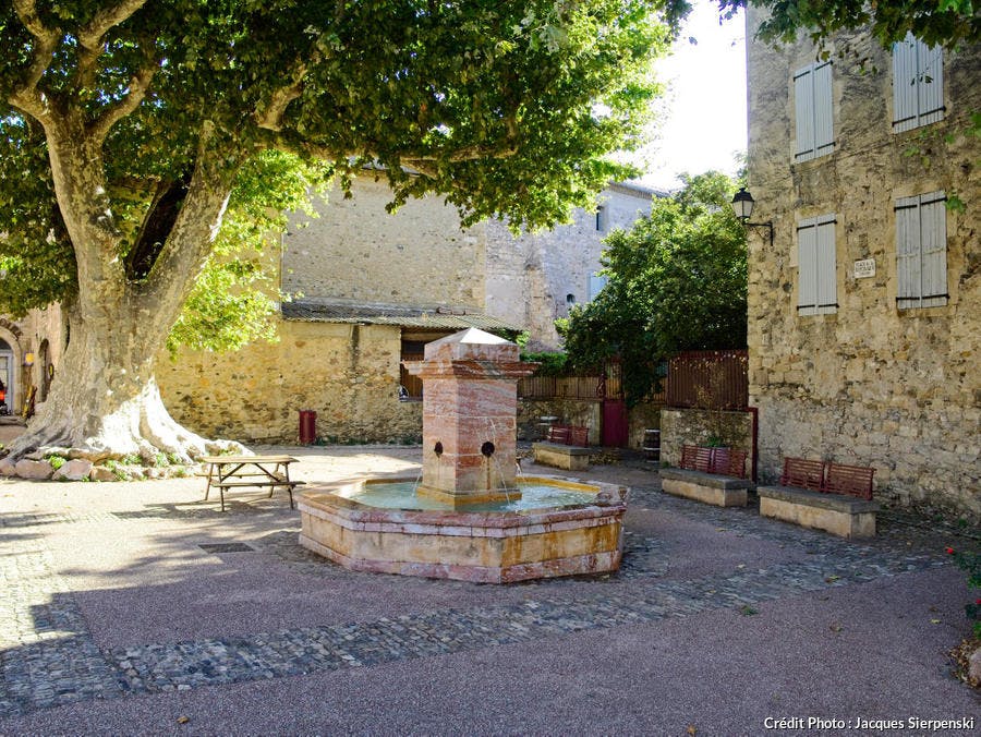 La fontaine place de la République à Caunes-Minervois