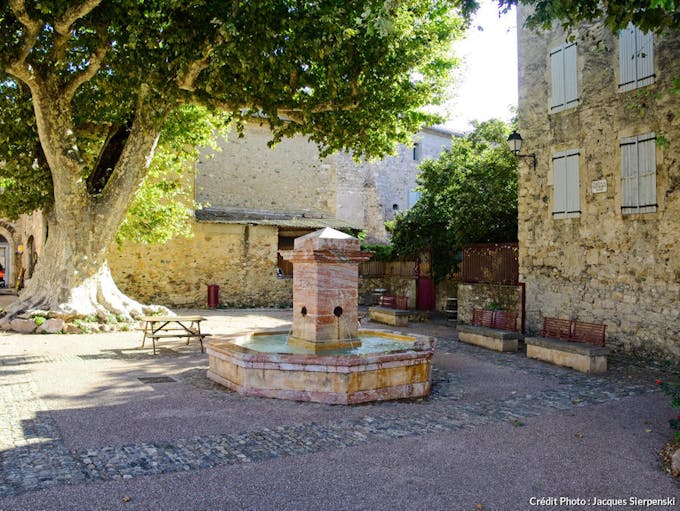 La fontaine place de la République à Caunes-Minervois