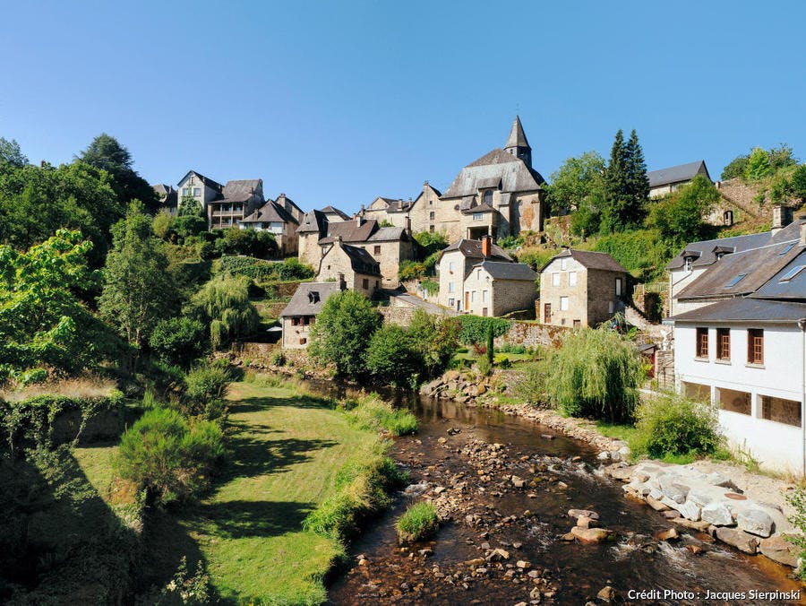 Treignac, village au bord de la Vézère dans le massif des Monédières