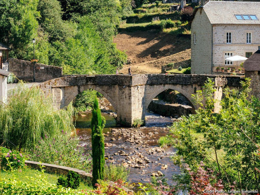 Pont sur la Vézère à Treignac, dans le massif des Monédières