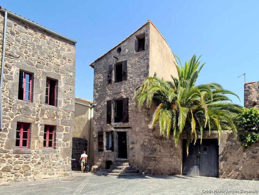 la place de la Glacière à Agde