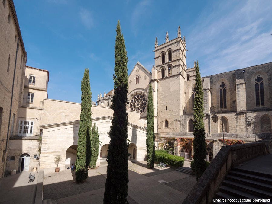 Montpellier, cour d'honneur de la Faculté de Médecine et cathédrale Saint-Pierre