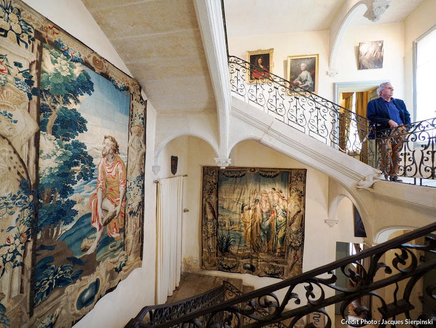 Château de Flaugergues, Folie montpelliéraine, escalier à clef pendante et tapisseries
