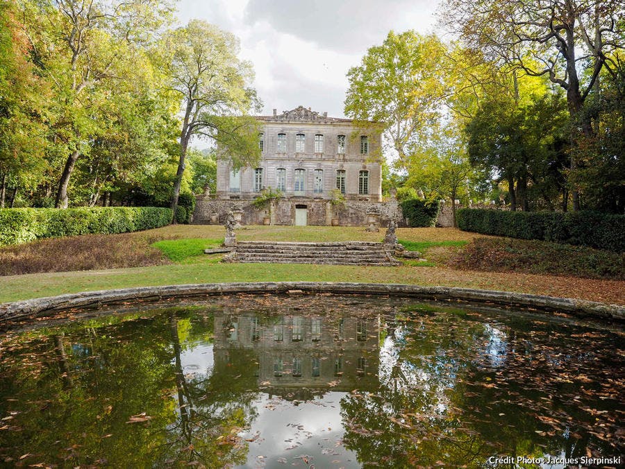 Parc, bassins et statues du château de l'Engarran, folie montpelliéraine