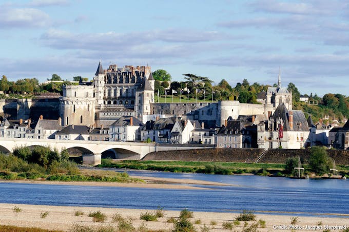 Le château d'Amboise au bord de la Loire