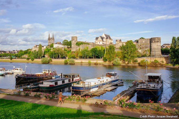 Port fluvial sur la Maine, château des ducs d'Anjou et cathédrale Saint-Maurice, à Angers (Pays de la Loire)
