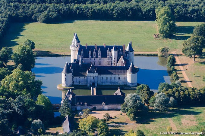 Vue aérienne du château du Plessis-Bourré, en Anjou (Maine-et-Loire)