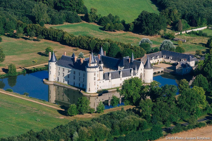 Vue aérienne du château du Plessis-Bourré, en Anjou (Maine-et-Loire)