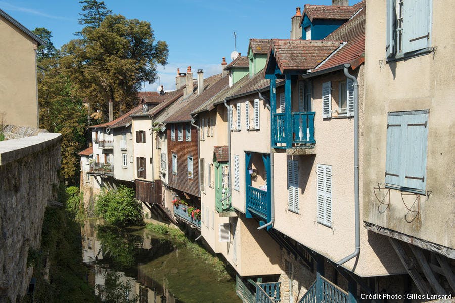 Maisons à encorbellement sur la Cuisance, à Arbois