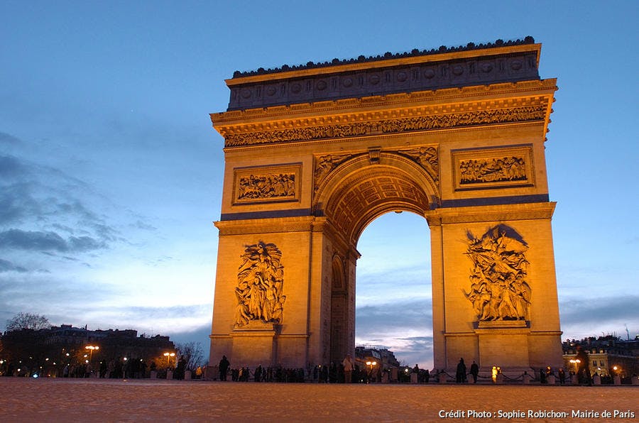L'Arc de Triomphe lors d'une visite nocturne à Paris