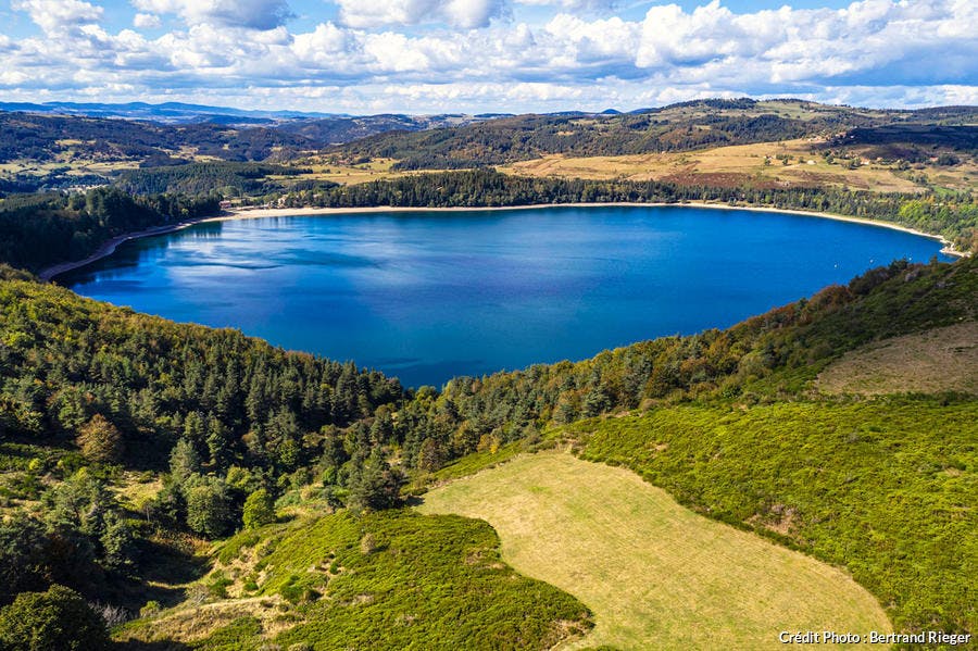 Situé à 1 000 mètres d’altitude, le lac d’Issarlès est un lac de cratère naturel de 5 kilomètres de circonférence et profond de 138 mètres.