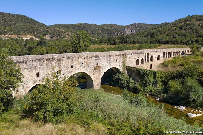 Aqueduc Ansignan, ou Pont-Aqueduc d'Ansignan, ponts arqués en pierre sur la rivière Agly à Ansignan