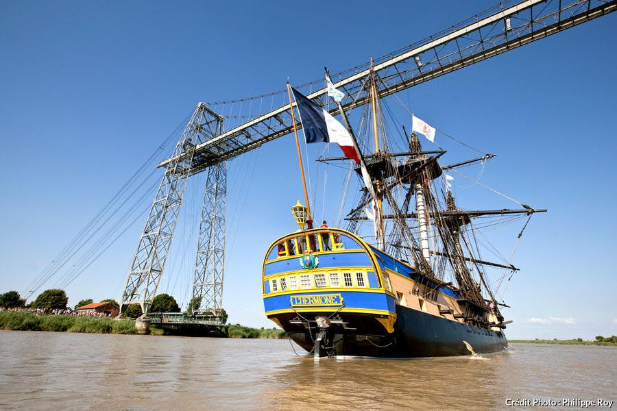 L'Hermione pesant sous le pont transbordeur de Rochefort