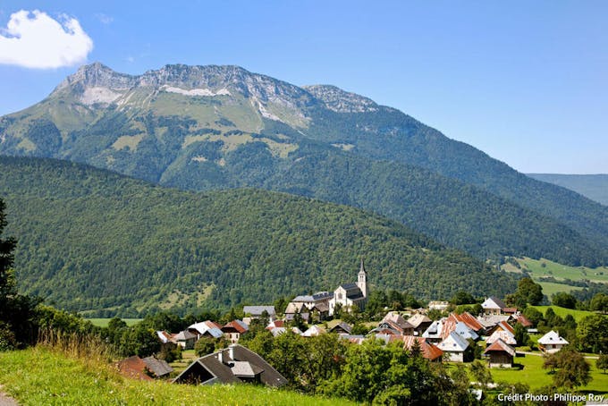 Le village de Jarsy dans le parc naturel régional du massif des Bauges (Savoie)
