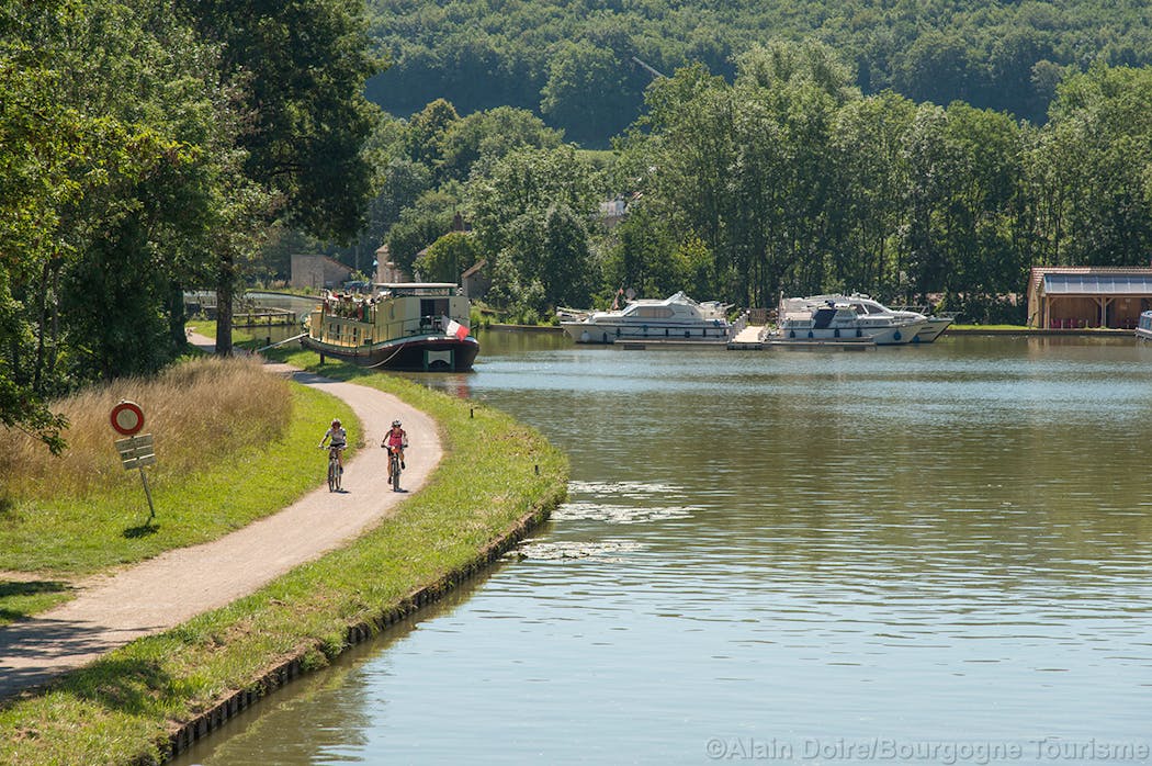 La Bourgogne à vélo le long du canal