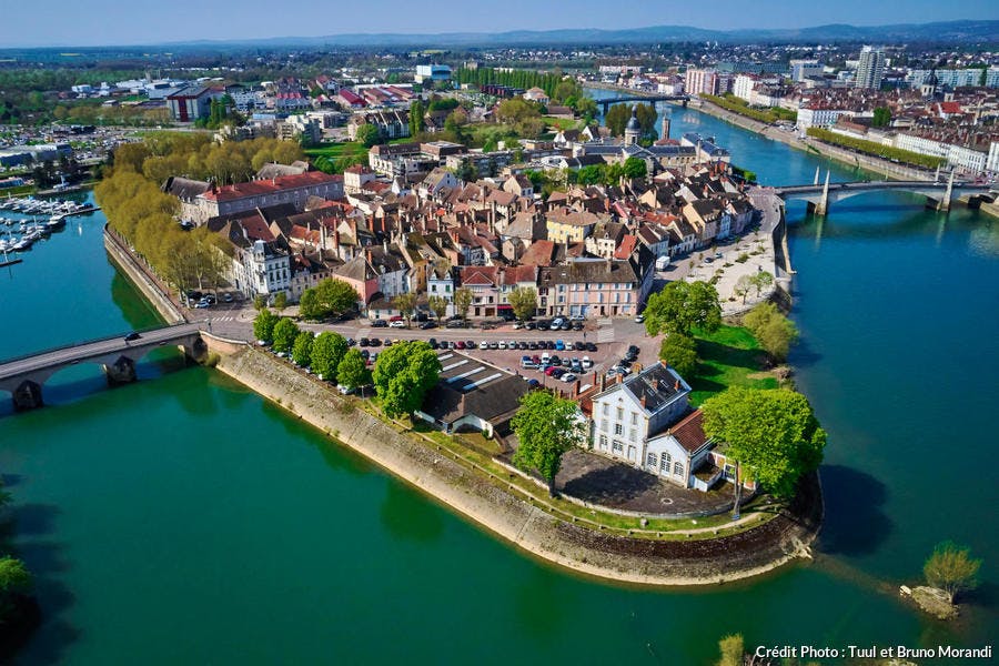 Saint-Laurent, une île dans le centre-ville de Chalo-sur-Saône