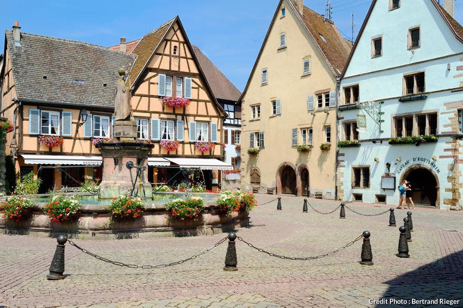 La place Saint-Léon, dans le village d'Eguisheim (Alsace)