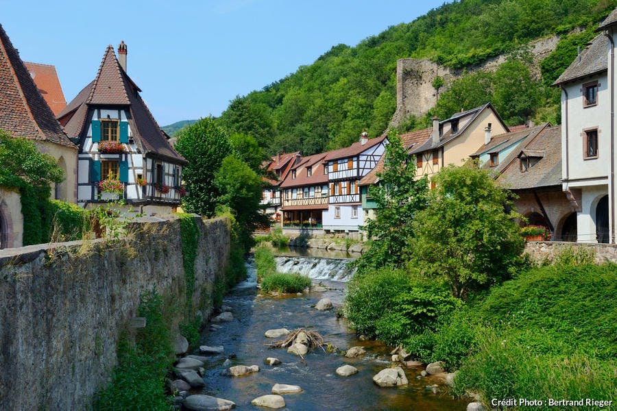 Maisons traditionnelles au bord de la rivière Weiss, à Kaysersberg (Alsace)