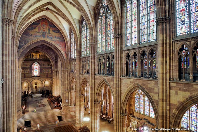 Le choeur roman et la nef gothique de la cathédrale Notre-Dame de Strasbourg, en Alsace