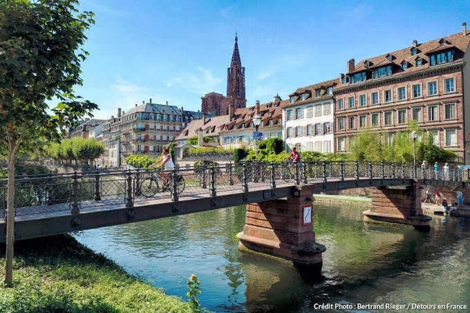 Les bords de l'Ill à vélo, Strasbourg, France