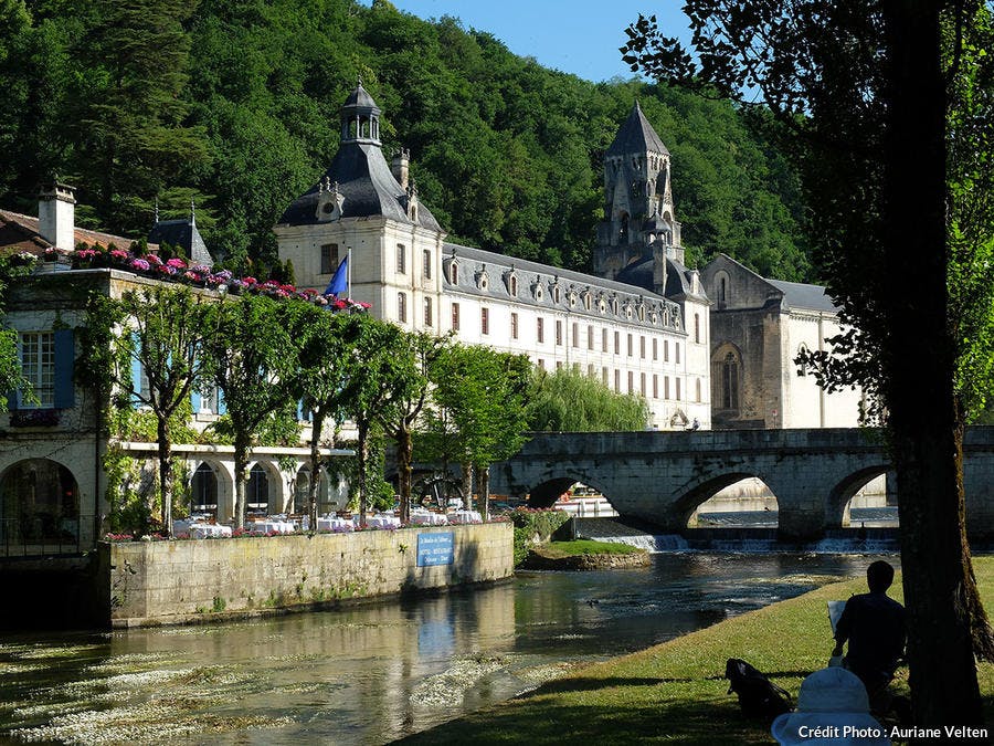 det_brantomeabbaye-derriere-pont.jpg