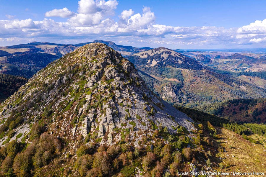 C’est ici, au pied du mont Gerbier-de-Jonc, que la Loire trouve sa source.