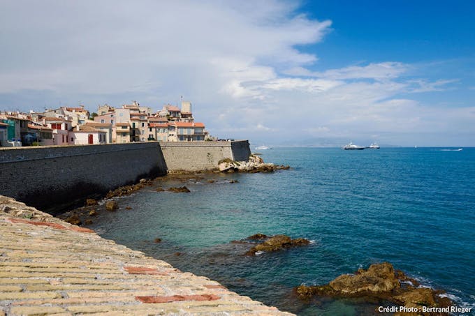 Antibes, la vieille ville et les remparts maritimes construits par Vauban