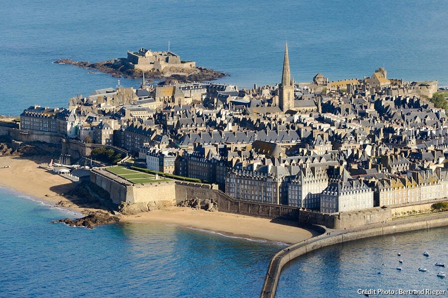 La vieille ville fortifiée de Saint-Malo, en Bretagne