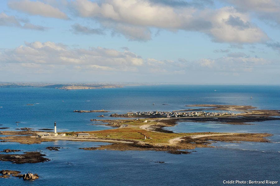 Vue aérienne de l'île de Sein, dans le Finistère (Bretagne)