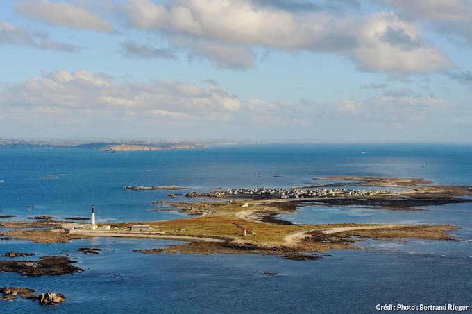 Vue aérienne de l'île de Sein, dans le Finistère (Bretagne)