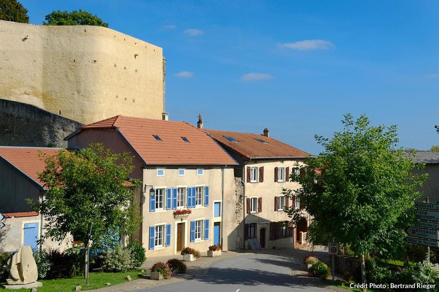 Le village de Rodemack et ses remparts (Lorraine)