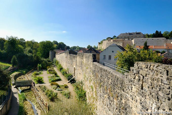 Jardin médiéval au pied des remparts de Rodemack (Lorraine)