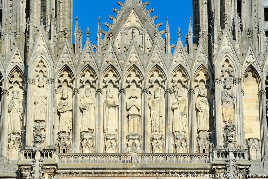 Facade occidentale de la cathédrale Notre-Dame de Reims, le baptême de Clovis par l'éveque Saint-Remi