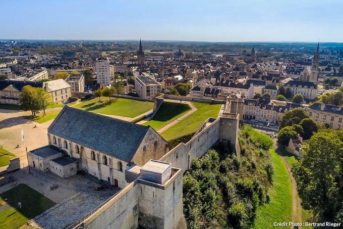 Le chateau ducal de Guillaume le Conquerant, la salle de l'Echiquier et les remparts de Caen (Normandie)