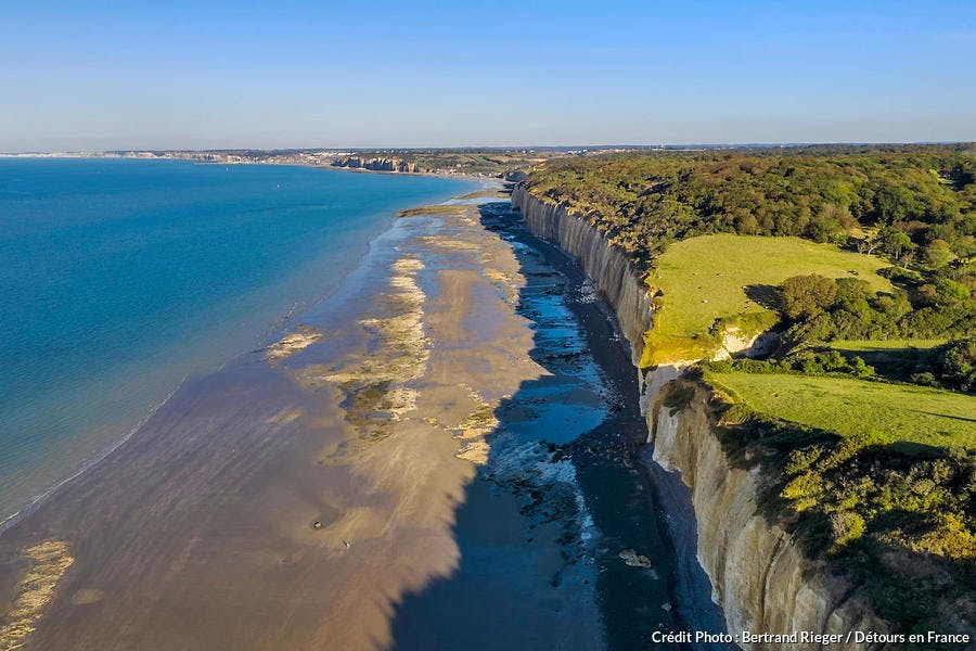 Côte d'Albatre, Pays de Caux, les falaises de la cote à Varengeville-sur-Mer et dieppe en arrière plan (vue aérienne)