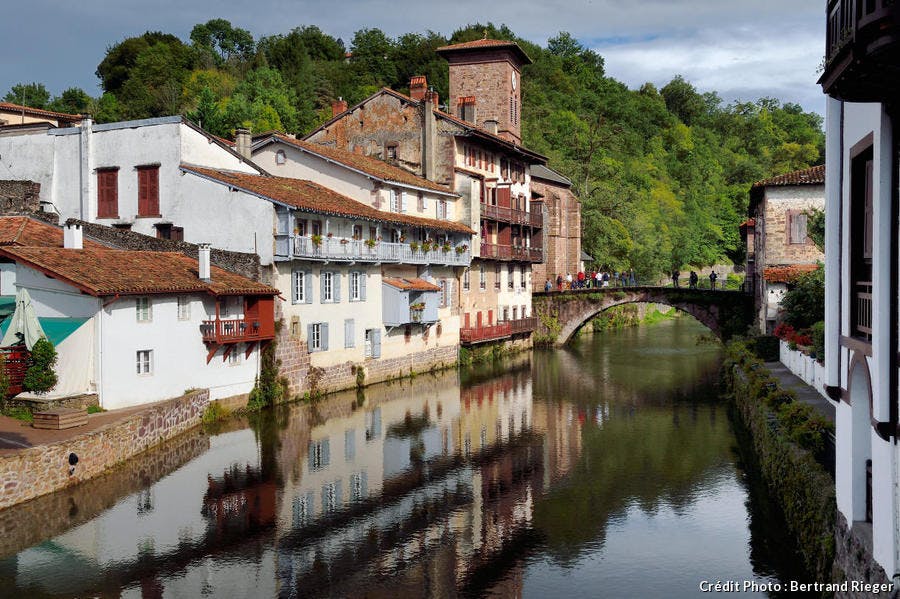 Saint-Jean-Pied-de-Port, le Pont Vieux et l'église de l'Assomption (Pays Basque)