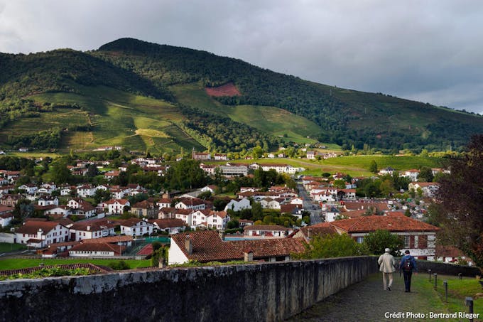 Vue sur Saint-Jean-Pied-de-Port et ses collines, au Pays Basque