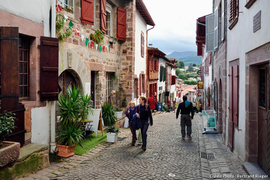 Saint-Jean-Pied-de-Port, rue de la Citadelle sur le chemin de Saint-Jacques-de-Compostelle (Pays Basque)