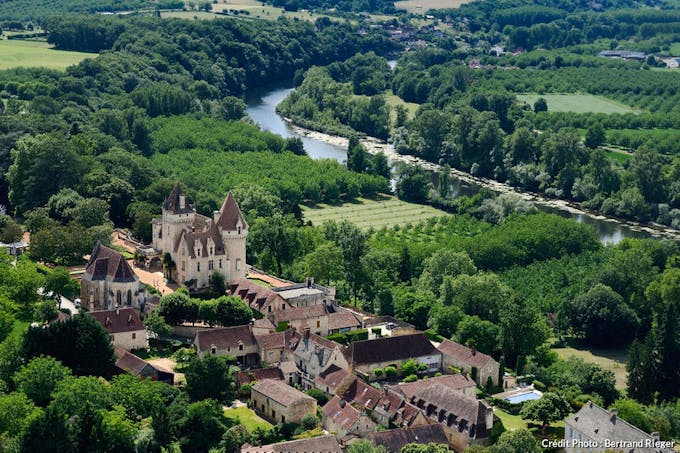 Vue aérienne du château des Milandes, dans le Périgord