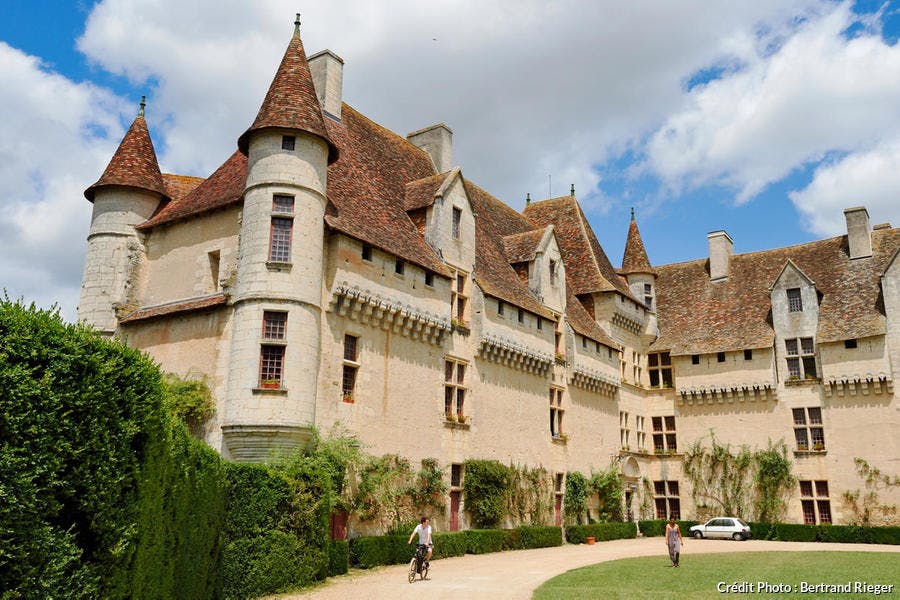 Le château de Neuvic, dans le Périgord Blanc (Dordogne)