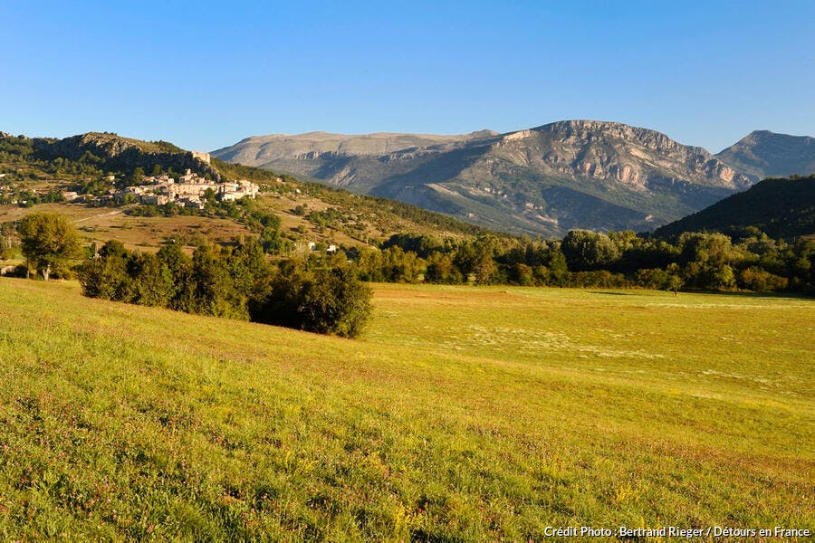 Le village de Trigance qui domine la vallée du Jabron dans le Var